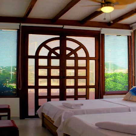 Nautilus Plaza Hotel 4*